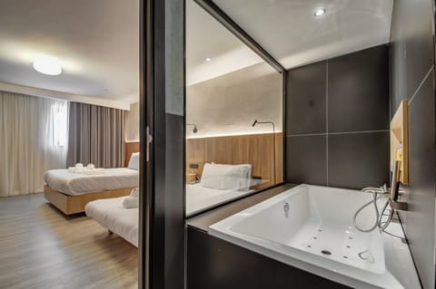Deluxe Triple, Internal Room, Window, No View (Spa Bath in Bathroom) | Bathroom | Shower, hair dryer, bathrobes, towels