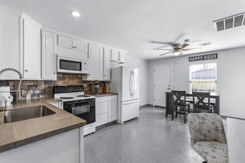 Experience joy of cooking and dinning in this space