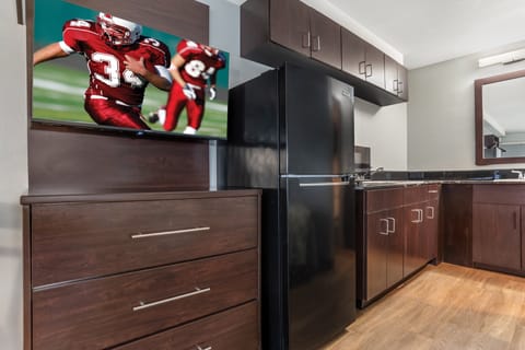 Studio, 2 Queen Beds, Non Smoking | Premium bedding, laptop workspace, free WiFi, bed sheets