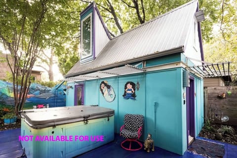 This is your space behind my home. My home has been on the weird homes tour in Austin 5 times. I hope you enjoy being surrounded by art. It is everywhere and there is no escape from the natural beauty. Spa is not available..