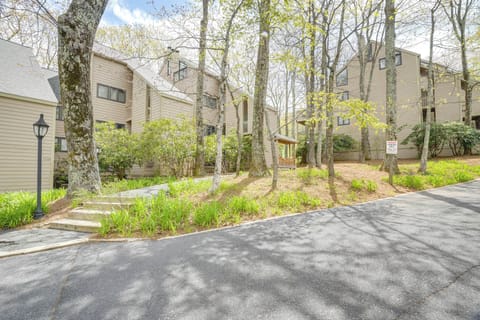 Wintergreen Resort Vacation Rental | 2BR | 1.5BA | Steps to Enter | 800 Sq Ft