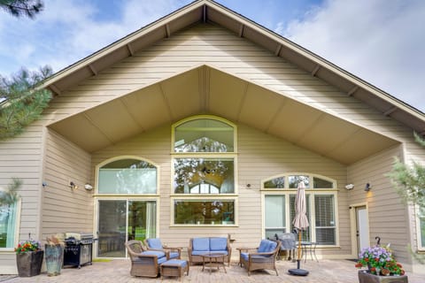 Redmond Vacation Rental | 3BR | 2BA | 2,600 Sq Ft | 5 Steps Required