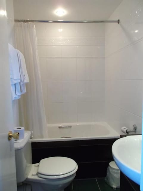 Combined shower/tub, towels