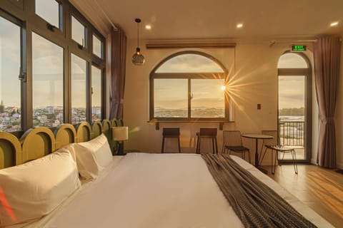 Deluxe Room, 1 King Bed, Balcony, City View | Free minibar items, blackout drapes, free WiFi, bed sheets