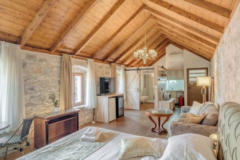 Deluxe Apartment | Down comforters, free WiFi