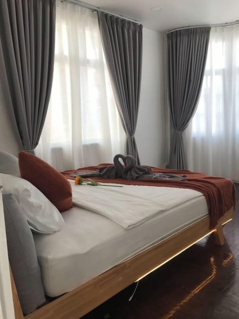 3 bedrooms, in-room safe, iron/ironing board, free WiFi