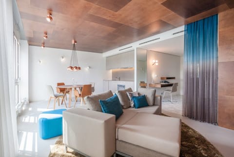 Superior Suite, 1 Bedroom, Kitchen | Private kitchen | Microwave, coffee/tea maker, electric kettle, toaster