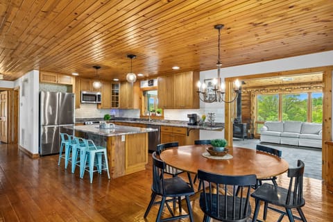 Enjoy great meal times at the kitchen table and island