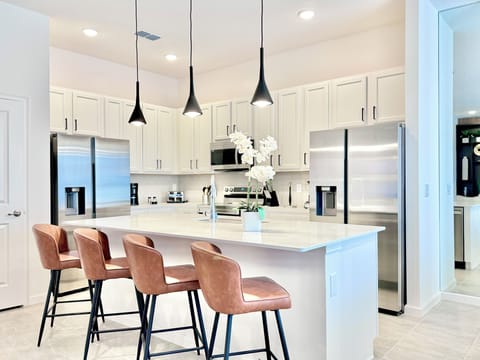 Fully equipped kitchen with 4-chair counter.