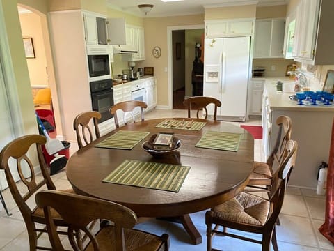 Spacious kitchen table