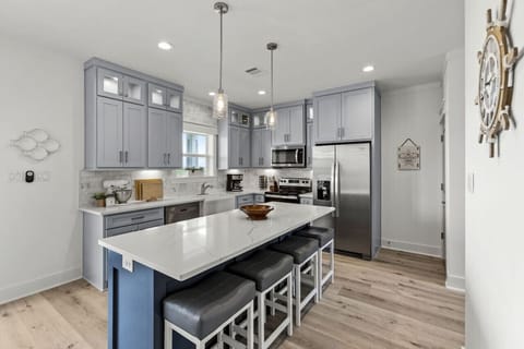 Gather and graze—this fully stocked kitchen in Galveston, TX makes group meals easy, from beach snacks to family dinners.