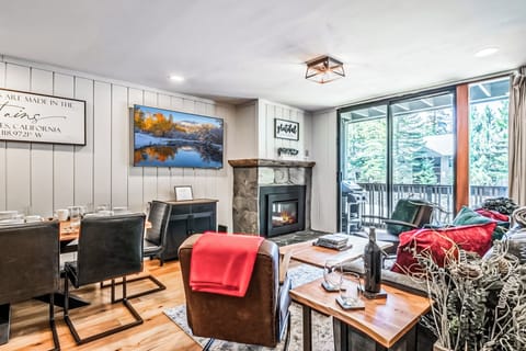 65" TV 📺, relaxing fireplace 🔥 & open concept for unforgettable memories