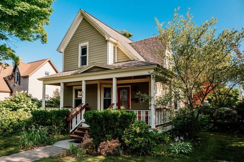 Your storybook home awaits in the heart of downtown 🌇🏠