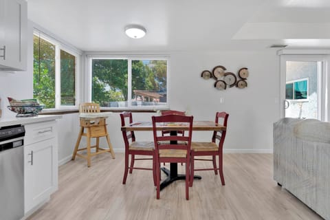 Di.ning area with hi-chair