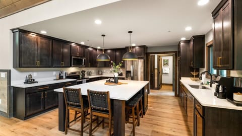 The kitchen island is spacious, great for prepping delicious meals (or spreading out your pizza boxes 😉)