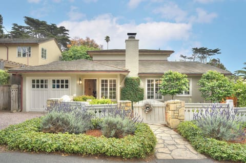 Welcome to "Coastal Cottage" ~ Easy Walk to the Beach!