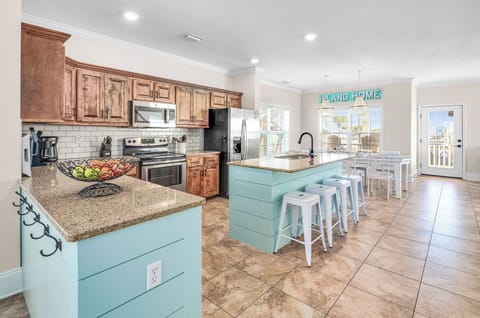 Open kitchen w/ plenty of counterspace and extra seating