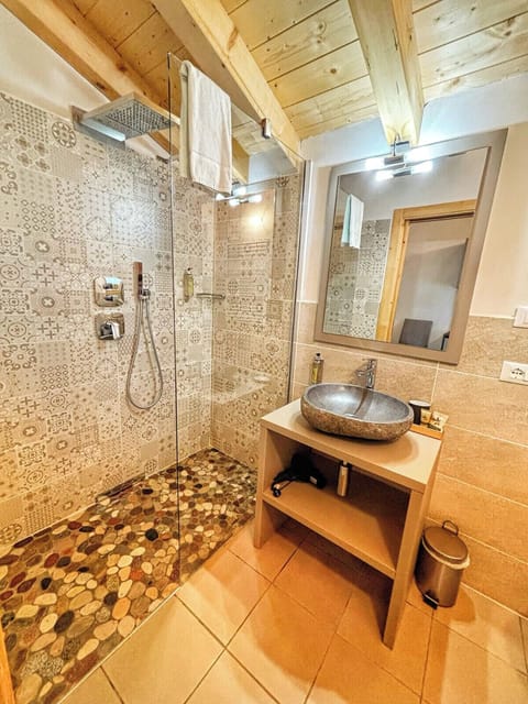Deluxe Room, Mountain View | Bathroom | Shower, rainfall showerhead, hair dryer, bidet