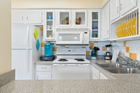 Condo, 1 King Bed with Sofa bed (Summer House West B102) | Private kitchen | Oven