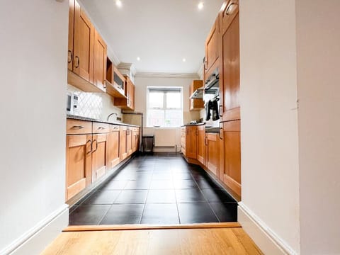 Superior House, Private Bathroom, Park View | Shared kitchen | Full-size fridge, microwave, oven, stovetop