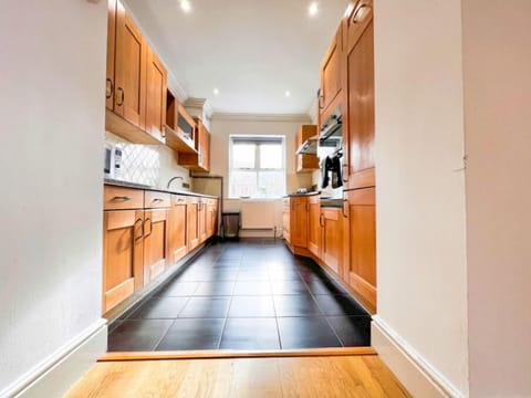 Superior House, Private Bathroom, Park View | Shared kitchen | Full-size fridge, microwave, oven, stovetop