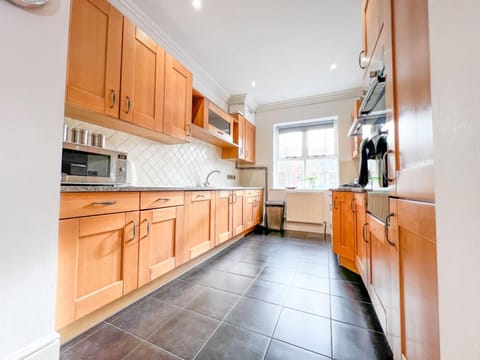 Superior House, Private Bathroom, Park View | Shared kitchen | Full-size fridge, microwave, oven, stovetop