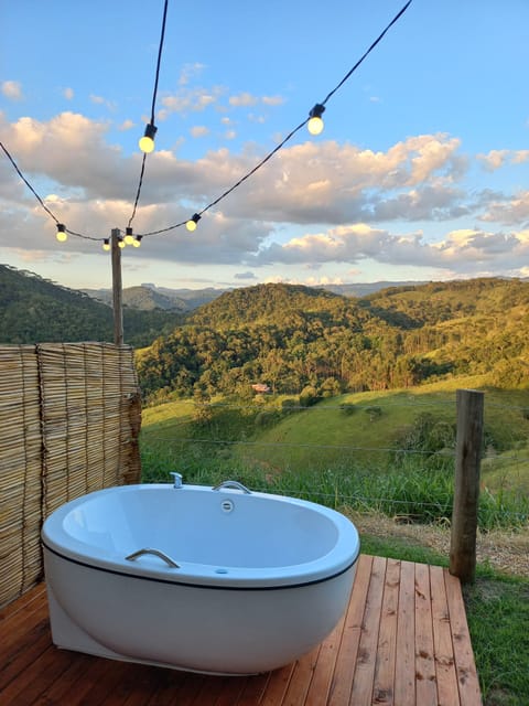 Deep soaking bathtub