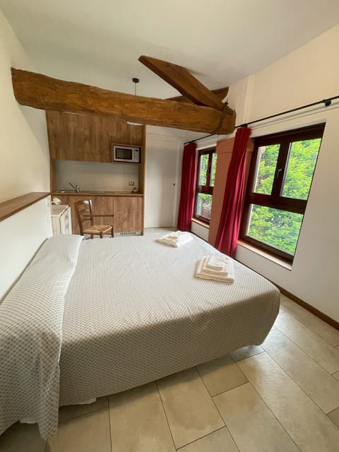 Classic Double or Twin Room, Non Smoking, Courtyard View | Minibar, desk, free WiFi, bed sheets