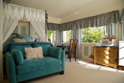 Ocean View Room (Pets Not Allowed) | Iron/ironing board, rollaway beds, free WiFi, bed sheets