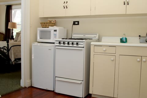 Holiday House (Pets Allowed) | Private kitchenette | Fridge, microwave, coffee/tea maker