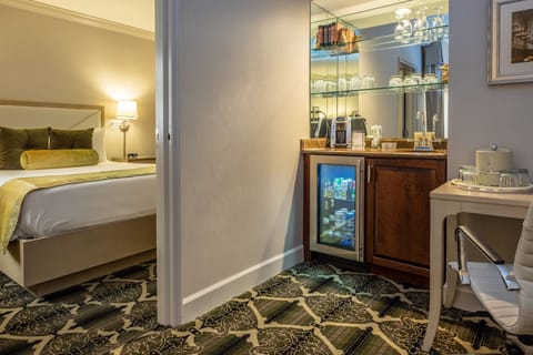 Queen Corner Suite | In-room safe, blackout drapes, iron/ironing board, free WiFi