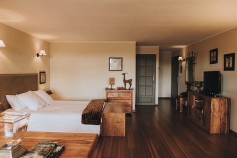 Desk, soundproofing, free cribs/infant beds, free WiFi