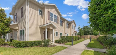 House Front View#quiet #stylish #disney #parks #kingdom #springs #poolhouse #vacation #rental #waterpark #Kissimmee #Orlando #universal #citywalk #legoland #shortstay #longstay #bbq #grill #privatepool #westlucaya