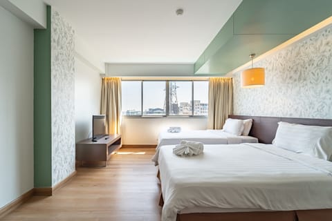 Business Twin Room | In-room safe, desk, blackout drapes, soundproofing