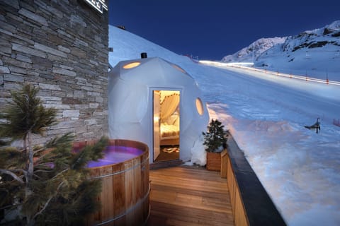 Igloo-Pod Hot Tub | Premium bedding, in-room safe, blackout drapes, soundproofing