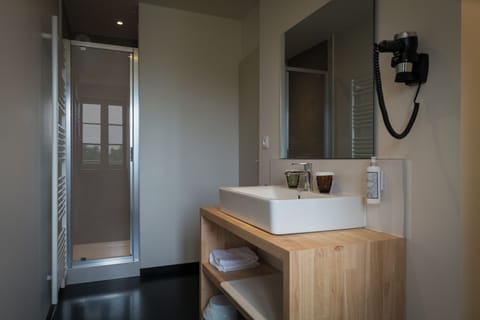 Superior Room | Bathroom | Shower, hydromassage showerhead, eco-friendly toiletries, hair dryer