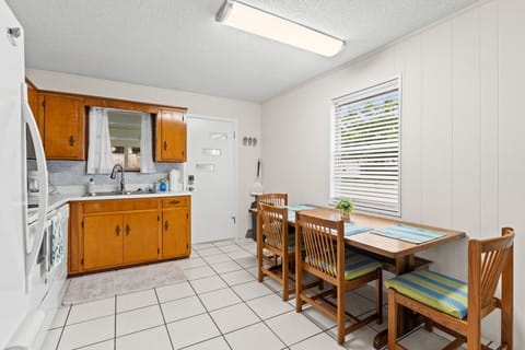 Diniing area that seats 6 people