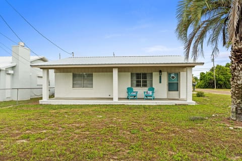 Adorable old Florida Cottage one block from the beach! 