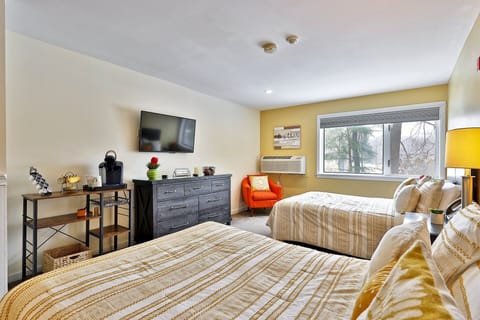 Renovated vacation studio in Killington Center Inn and Suites, in the heart of Vermont's ski country. Two plush full beds, smart TV, air conditioning and more amenities for your comfort and convenience.