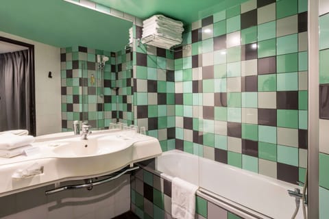 Classic Room, 1 Double Bed, Non Smoking | Bathroom | Deep soaking tub, free toiletries, hair dryer, towels