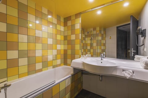 Deep soaking tub, free toiletries, hair dryer, towels