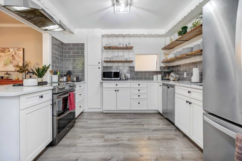 Cook with ease in this bright and fully equipped kitchen, where modern amenities meet classic charm.