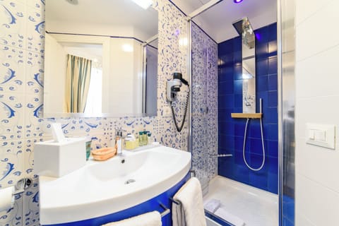 Standard Room (Ground Floor) | Bathroom | Shower, hydromassage showerhead, hair dryer, slippers