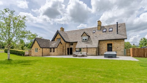 Garden with Hot Tub, Old Laundry, Bolthole Retreats