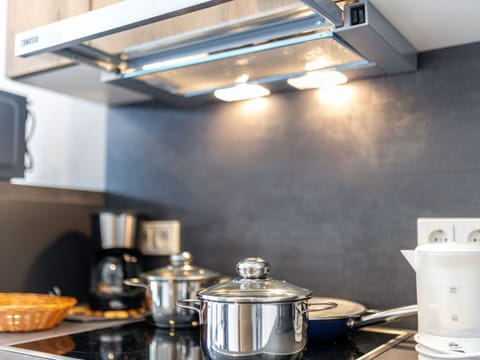 Bungalow | Private kitchen | Electric kettle, highchair