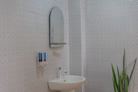 Deluxe Twin Room | Bathroom