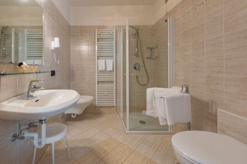 Shower, free toiletries, hair dryer, bidet