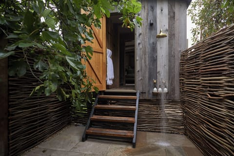 Garden Wagons | Bathroom | Free toiletries, hair dryer, bathrobes, towels