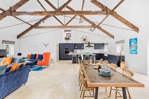 Kitchen, dining and living areas with free WiFi - The Shippon