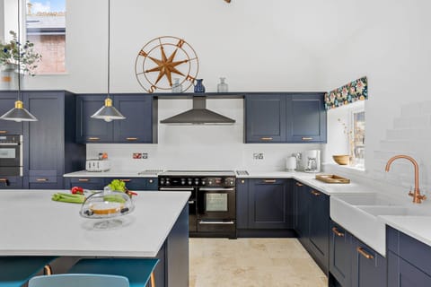 Kitchen with range cooker, microwave, dishwasher - The Shippon